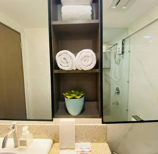 Stylish 2 Bedroom Near Bgc And Airport With Fast Wifi Aparthotel