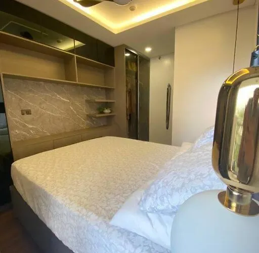 Stylish 2 Bedroom Near Bgc And Airport With Fast Wifi *